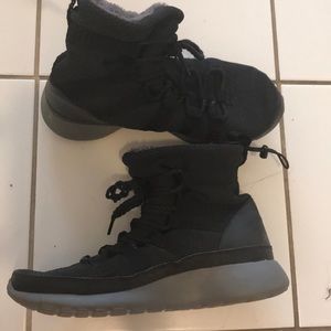 Nike Women’s Roshe One Hi Sneakerboots (9.5)